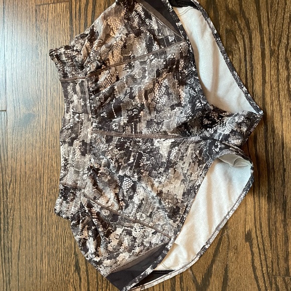 LIMITED EDITION Lululemon Hottie Hot Shorts 2.5 - Picture 2 of 4